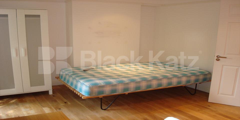 			GREAT FOR 3 SHARERS!, 2 Bedroom, 1 bath, 1 reception Flat			 Hall Place, LITTLE VENICE